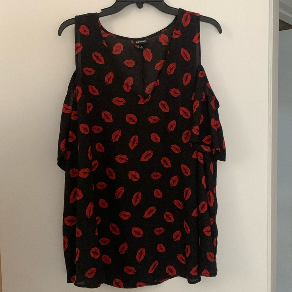 Torrid size 2 blouse with lip prints
